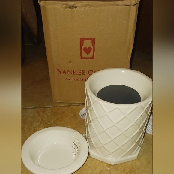 Tart warmer from Yankee Candle. Will come with a full box of wax melts. Bnib. - Picture 1 of 2